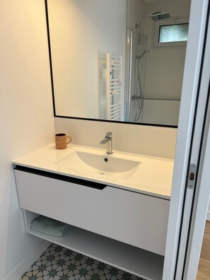 Dusj, hårføner, håndklær og såpe