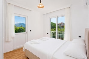 5 bedrooms, iron/ironing board, WiFi, bed sheets