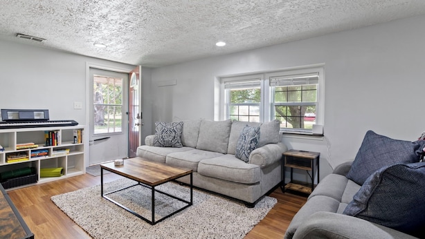 Living area - Cozy & Quiet Home Away From Home - 3 Bed, 2 Bath, 4 Beds!! (Indianapolis)