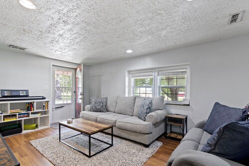 Cozy & Quiet Home Away From Home - 3 Bed, 2 Bath, 4 Beds!!