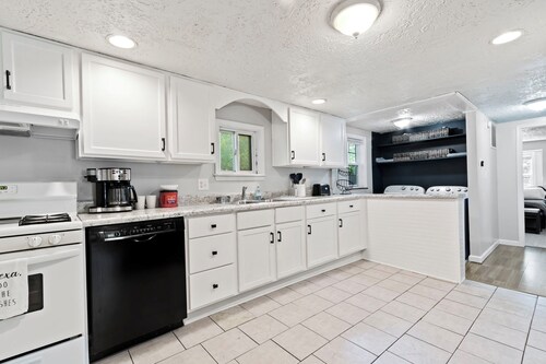 Cozy & Quiet Home Away From Home - 3 Bed, 2 Bath, 4 Beds!!