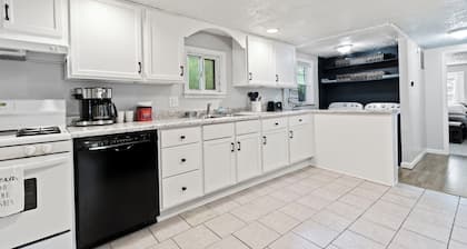 Cozy & Quiet Home Away From Home - 3 Bed, 2 Bath, 4 Beds!!