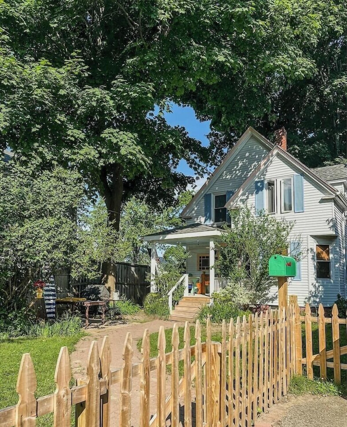 Bright Charming Victorian Close to Everything!