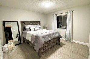 3 bedrooms, internet, bed sheets - Relaxed Cozy Pool House (Bakersfield)