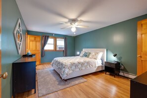 4 室のベッドルーム、デスク、アイロン / アイロン台、WiFi