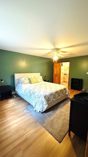 Desk, iron/ironing board, WiFi, bed sheets