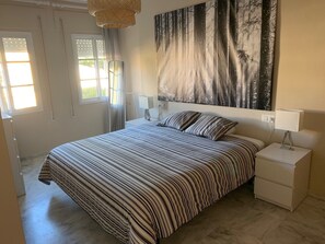 5 bedrooms, iron/ironing board, internet, bed sheets