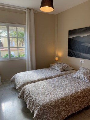 5 bedrooms, iron/ironing board, internet, bed sheets