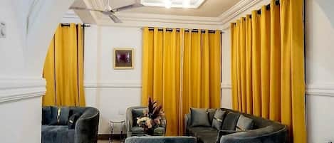 行政客房 | 起居區 | 平面電視