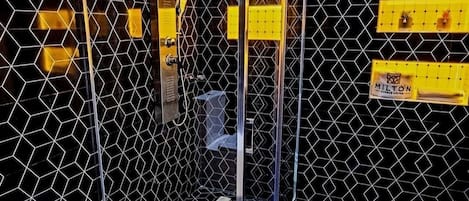 Quarto executivo | Banheiro | Chuveiro, toalhas de banho, sabonete, papel higiênico