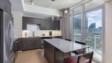 Microondas, horno, placa de cocina y lavavajillas