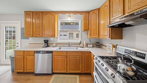 Coffee/tea maker, fridge, microwave, oven - Kansas City Quiet Cottage (Kansas City)