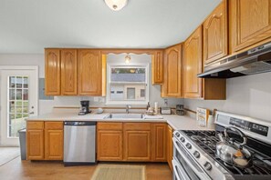 Kjøleskap, mikrobølgeovn, ovn og kokeplater