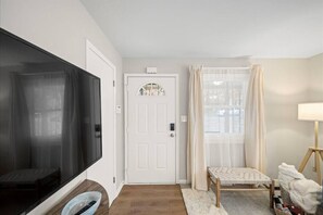 Skrivebord, wi-fi (inkludert) og sengetøy