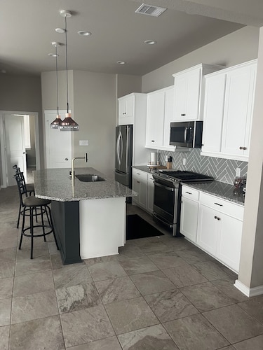 Spacious 4-bedroom house in fantastic Katy with AC