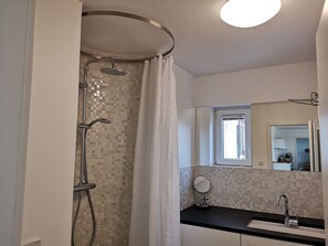 Dusche, Haartrockner, Handtücher