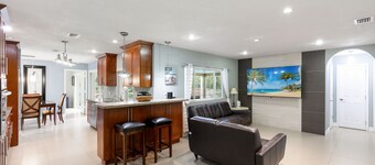 Central Home in Marco Paradise - Quick to public BEACH