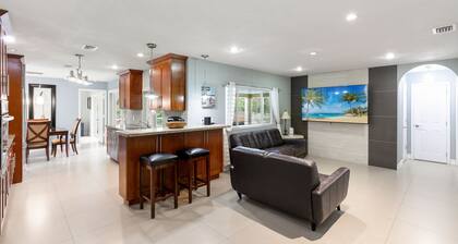 Central Home in Marco Paradise - Quick to public BEACH