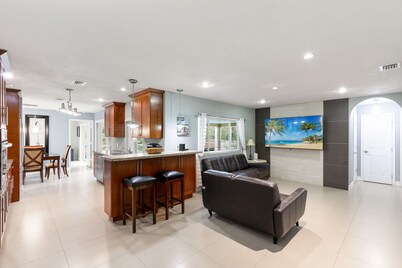 Central Home in Marco Paradise - Quick to public BEACH