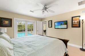 3 bedrooms, iron/ironing board, travel crib, WiFi - Central Home in Marco Paradise - Quick to public BEACH (Marco Island)