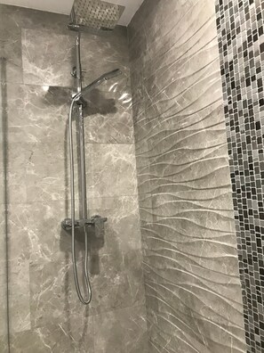 Een douche, een haardroger, handdoeken
