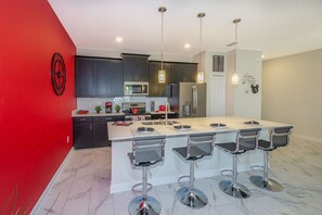 Fridge, microwave, oven, dishwasher - Elegant Townhouse 4Beds/3Baths/Pool/18 Min Disney (Kissimmee)