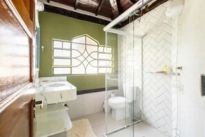 Regadera, secadora de cabello, toallas, papel de baño 