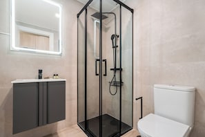 Phòng đôi, tầng trệt | Phòng tắm | Buồng tắm vòi sen, máy sấy tóc, khăn tắm, xà phòng