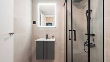 Chambre Double, rez-de-chaussée | Salle de bain | Douche, sÚche-cheveux, serviettes fournies, savon