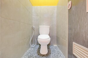 Standard Double Room | Bathroom | Shower, towels