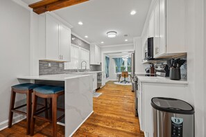 冷蔵庫、電子レンジ、オーブン、コンロ