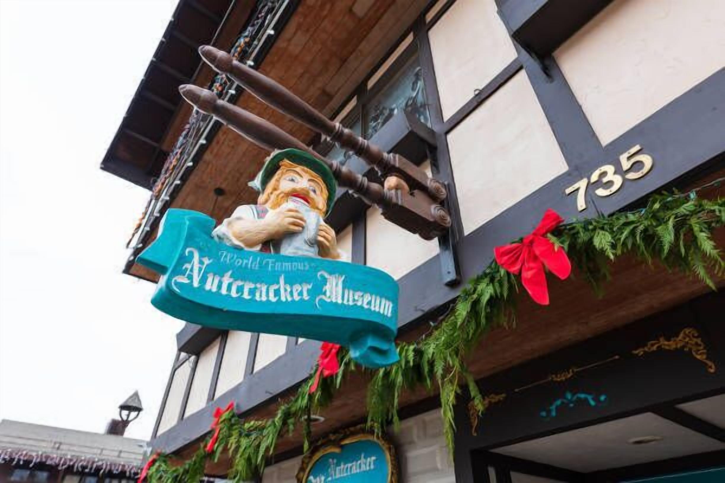 A building with a sign reading "Nutztecker Museum" and the number 735.