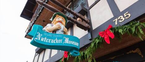 A building with a sign reading "Nutztecker Museum" and the number 735.