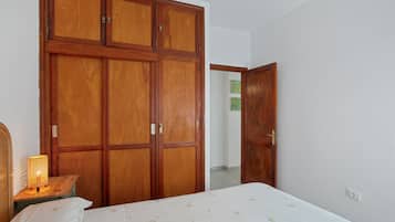 Tabla de planchar con plancha, wifi, ropa de cama