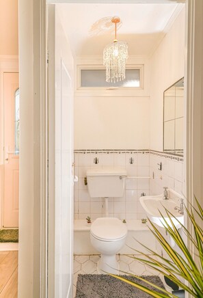 Pancuran mandi, tuala disediakan 