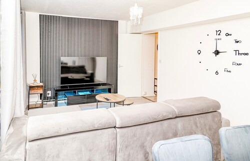 Kingston Duplex Apt Balcony, Parking & Wi-fi