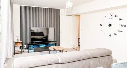 Kingston Duplex Apt Balcony, Parking & Wi-fi