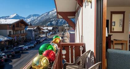Balcony Fireplace King Room – Cozy Leavenworth Retreat