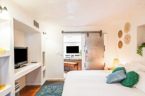 3 bedrooms, iron/ironing board, travel cot, WiFi - 🏜️Large 3BR-Hot Tub, 🚿Steam Shower & 🍿🎥Outdoor Theater-Sleeps 8+ groups! (Sedona)