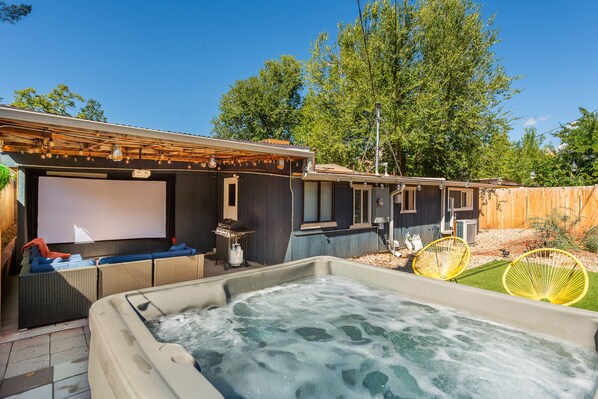 Terrace/patio - 🏜️Large 3BR-Hot Tub, 🚿Steam Shower & 🍿🎥Outdoor Theater-Sleeps 8+ groups! (Sedona)