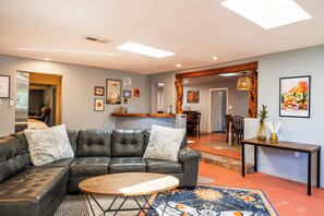 Smart TV - 🏜️Large 3BR-Hot Tub, 🚿Steam Shower & 🍿🎥Outdoor Theater-Sleeps 8+ groups! (Sedona)