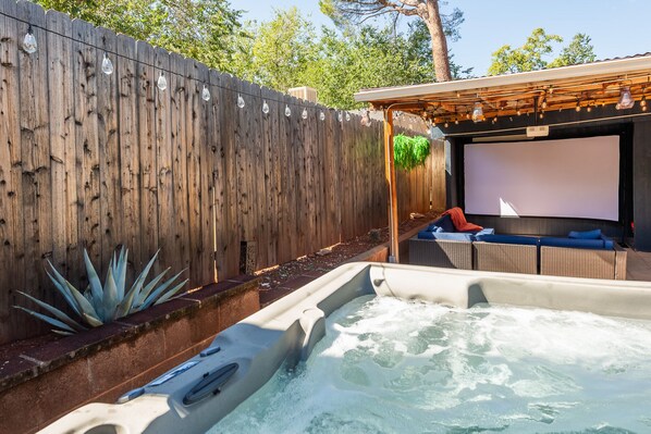 Outdoor spa tub