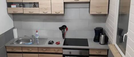 Micro-ondes, four, plaque de cuisson, lave-vaisselle