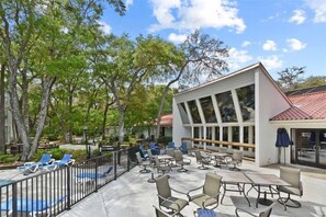 Outdoor dining - Villa 332: 2  BR, 1.5  BA Condominium in Jekyll Island, Sleeps 6 (Jekyll Island)