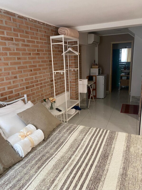 WiFi, bed sheets