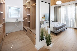 3 habitaciones, tabla de planchar con plancha, wifi y ropa de cama