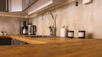 Kjøleskap, kokeplater, oppvaskmaskin og kaffetrakter/tekoker