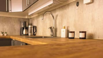 Fridge, stovetop, dishwasher, coffee/tea maker