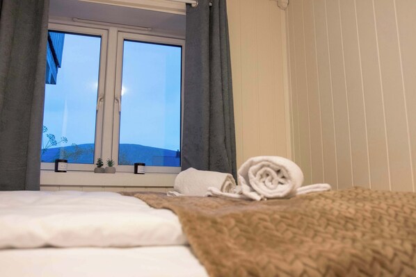 2 bedrooms, travel cot, WiFi, bed sheets - Charming 2BR Tromso Home Wi-Fi & heater (Tromsø)