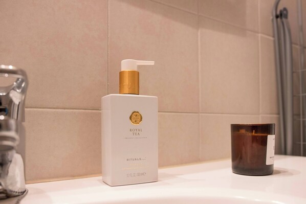 Shower, towels, shampoo - Charming 2BR Tromso Home Wi-Fi & heater (Tromsø)